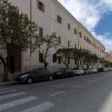 Ma veniamo all�architettura del �Bebbone�, che si presenta con la sua facciata color sabbia che si innalza su tre livelli...
